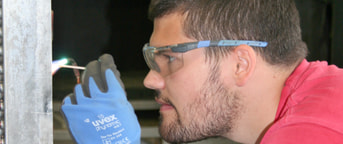 Heizungsmonteur mit Schutzbrille bei der Arbeit Heizungsmonteur mit Schutzbrille bei der Arbeit